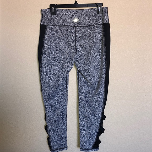 🧘‍♀️ Ideology Capri Workout Pants - Picture 4 of 7